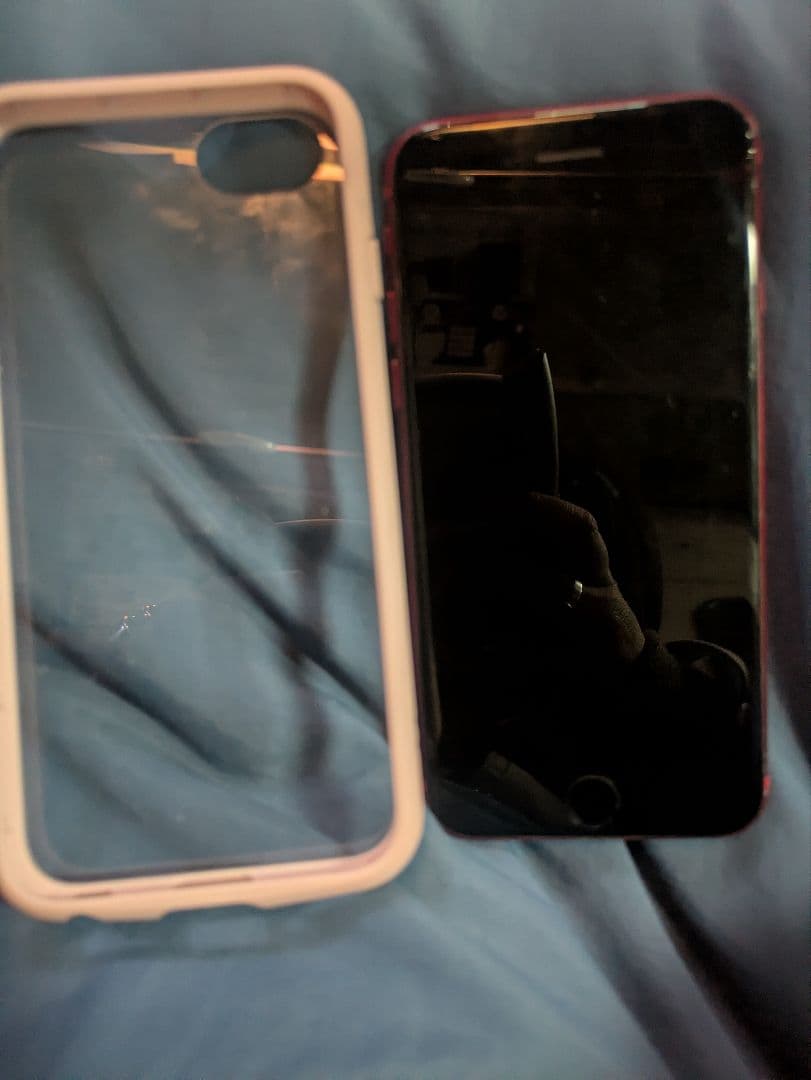 Apple iPhone 8 (赤) 本体とケース付き Apple introduces iPhone 8 and iPhone 8 Plus (PRODUCT)RED Special