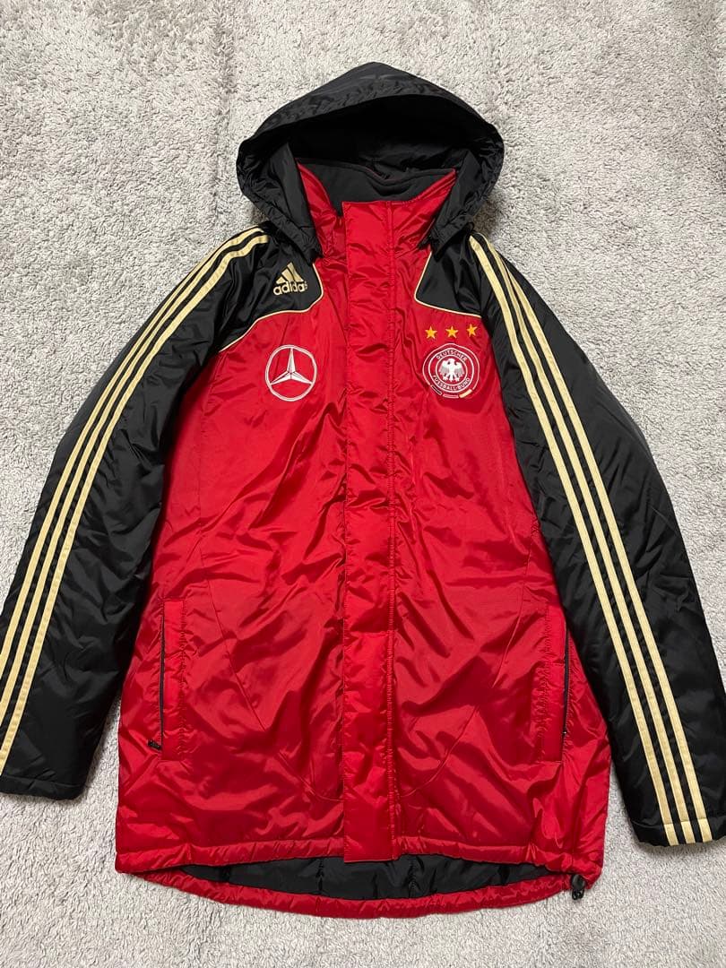 adidas ドイツ代表 Mercedes Benzベンチコート 赤黒 新品 中古・古着通販】adidas (アディダス) ベンチコート ブラック×レッド