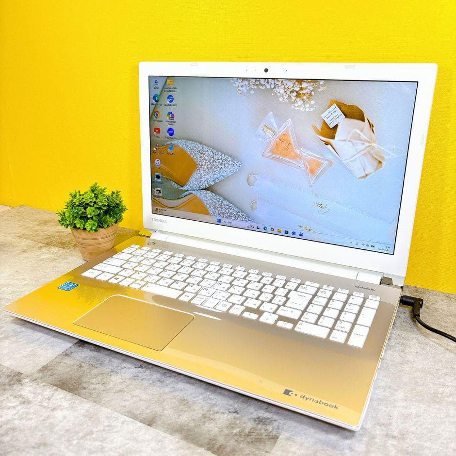 ほぼ美品✨おしゃれゴールド❣快適SSD✨カメラ フルHD 薄型Windows11