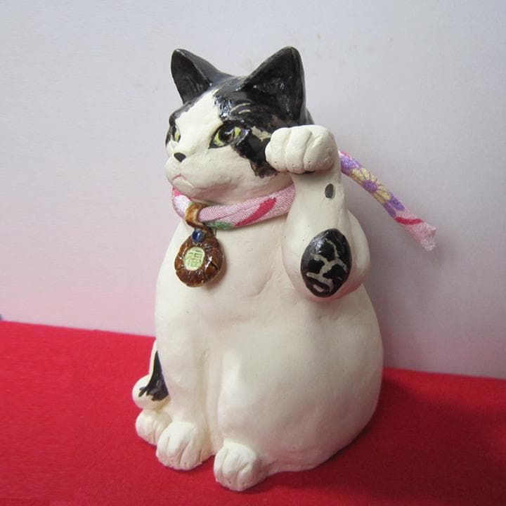 招き猫 作家 新品 白黒ハチワレ猫 青海波模様 陶器 縁起物 置物
