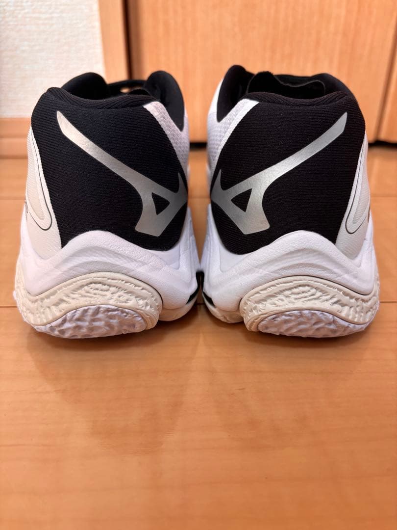 新品同様！ミズノ ウエーブライトニング Z8 バレーボールシューズ 22.5cm