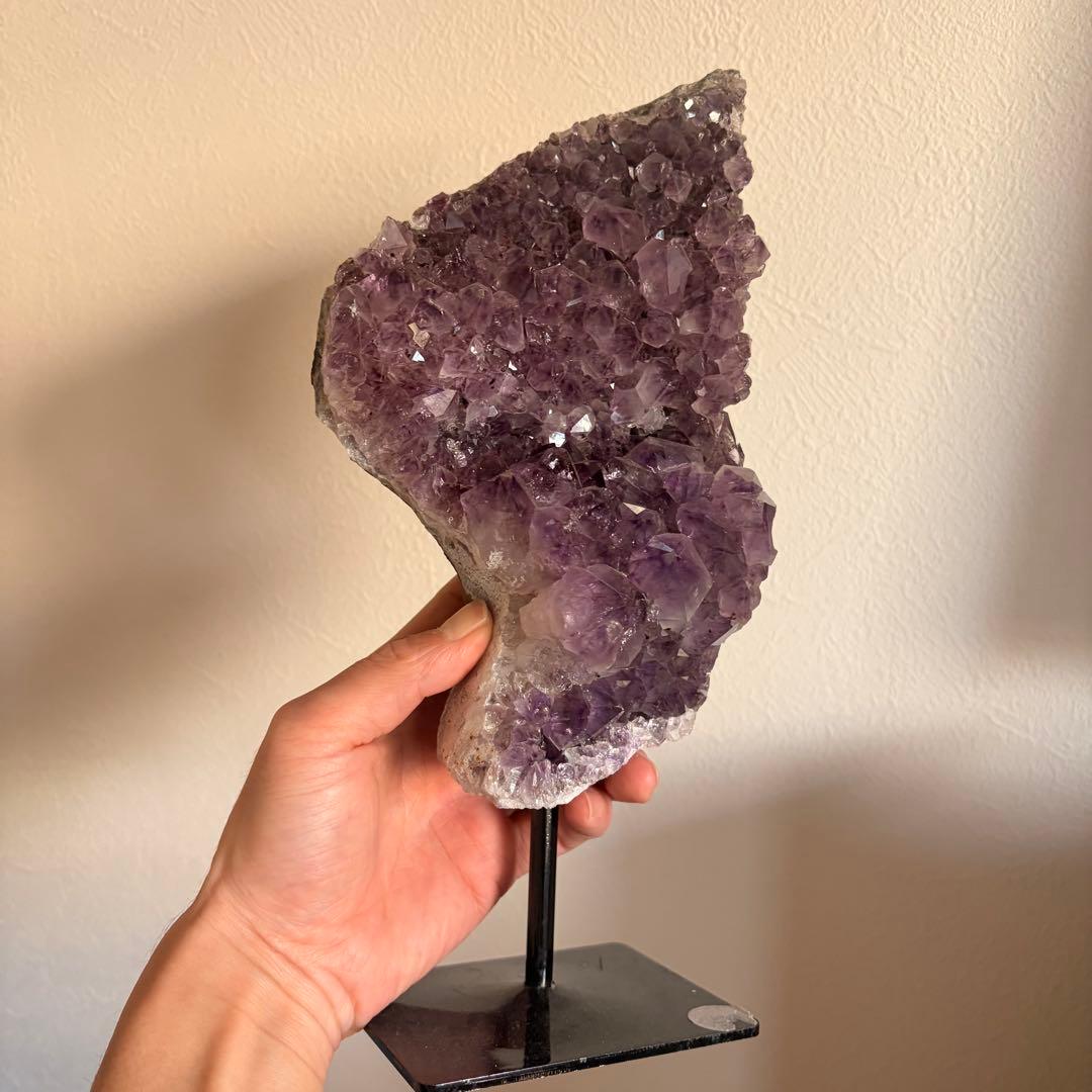 【極美品・大迫力】アメジスト 原石 クラスター（ブラジル産）台座付き 1.9kg