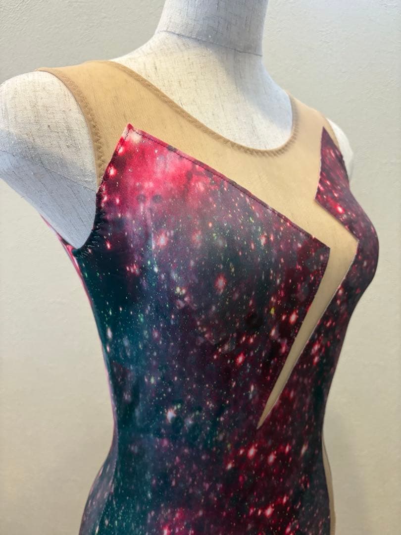 145 バトン衣装 赤系プリント生地 カットワーク - メルカリ