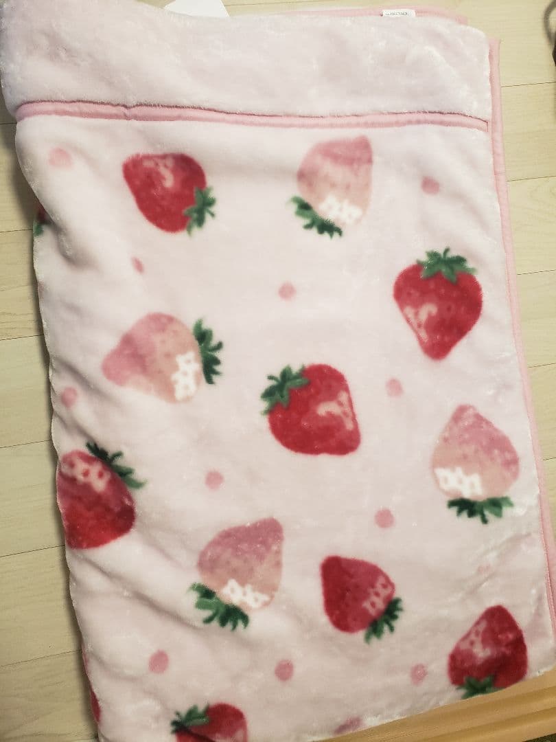 新品未使用西川苺柄二枚合わせ毛布 - メルカリ