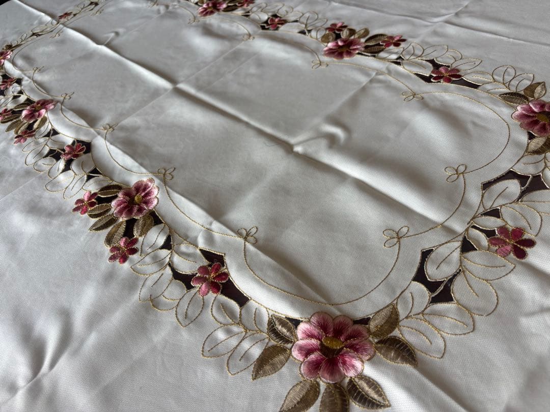 花柄刺繍テーブルクロス クリーム色 - メルカリ