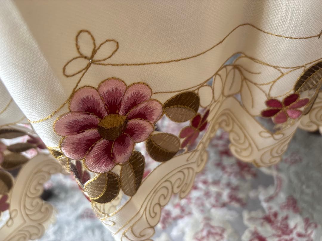 花柄刺繍テーブルクロス クリーム色 - メルカリ