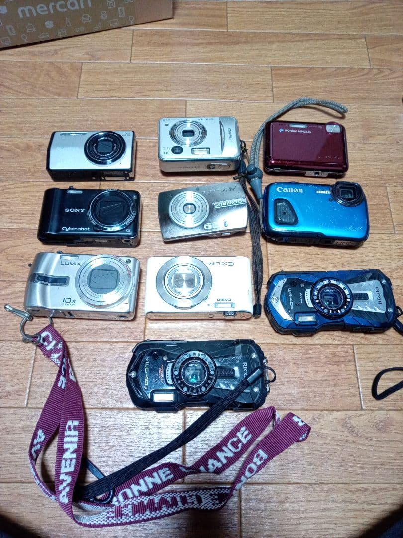 カメラ まとめ売り ジャンク10客 140点のジャンクカメラを押収品のように並べたい :: デイリーポータルZ