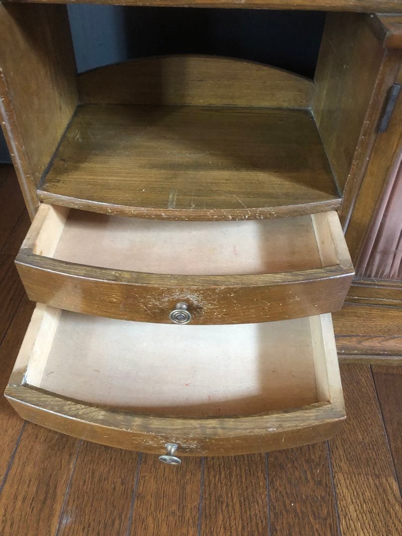 可愛いガラス窓♦️収納棚♦️ヴィンテージ♦️カーテン目隠し付