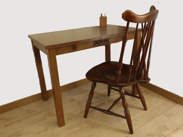 北海道手作り家具　ナラ（楢）材　デスク９００　 引出ＤＵＸ彫刻入　勇峰工芸（新） 葉山ガーデン取扱いの北海道旭川家具メーカー勇峰工芸のナラ材を使用