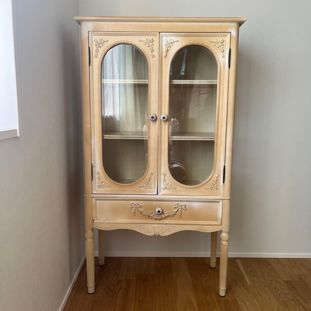 アンティーク　ガラス扉付きディスプレイキャビネット Amazon.co.jp: キャビネット ガラス アンティーク クラシック 木製