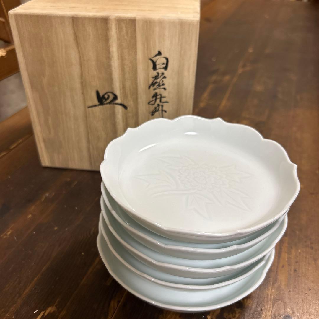 人間国宝　井上萬ニ　白磁牡丹彫文　銘々皿　共箱　牡丹 井上萬二作】白磁緑釉牡丹彫文菓子鉢 B | 井上萬二窯 INOUE MANJI KILN
