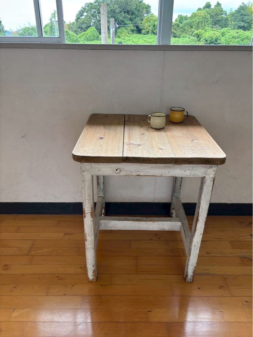 アンティーク風　テーブル　シャビーなデザイン フランスのアンティーク調のおしゃれなローテーブル、シャビーシックな