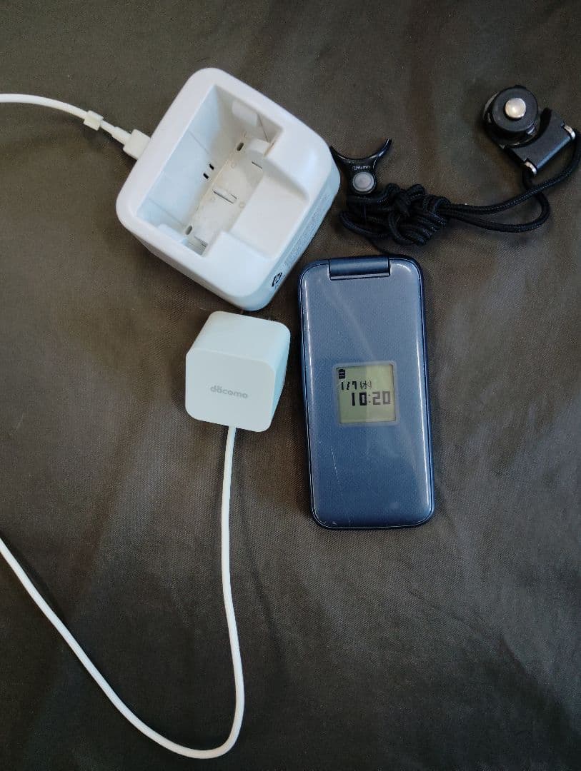 docomo ドコモ F-01M ネイビー 折りたたみ式携帯電話　卓上充電器付き 富士通 らくらくホン F-01M [ネイビー] 価格比較 - 価格.com