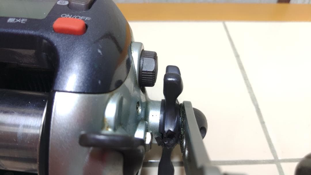 初売り最終】シマノ 電動リール3000H(破損有) &1000EV ＋竿置き - メルカリ