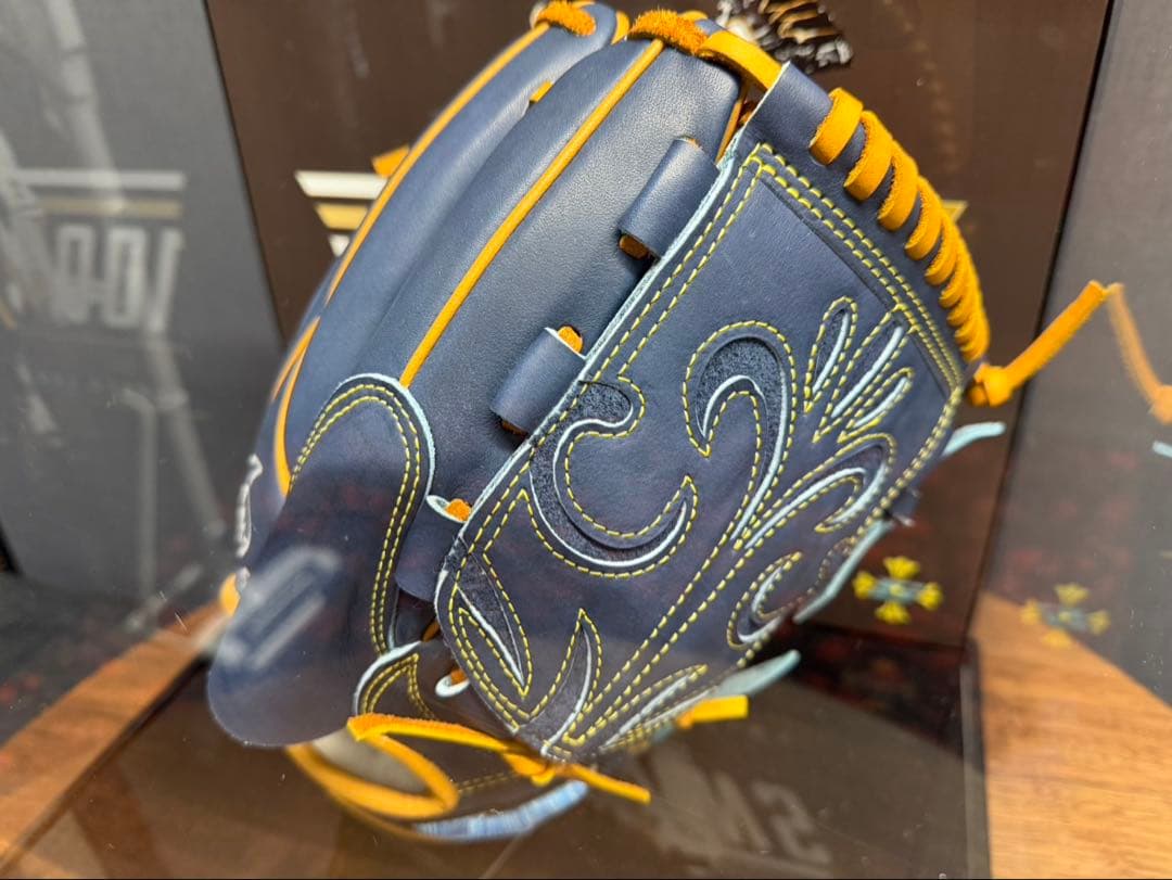 巨人 菅野智之 通算100勝記念グローブ 直筆サイン入り 限定18点 - メルカリ