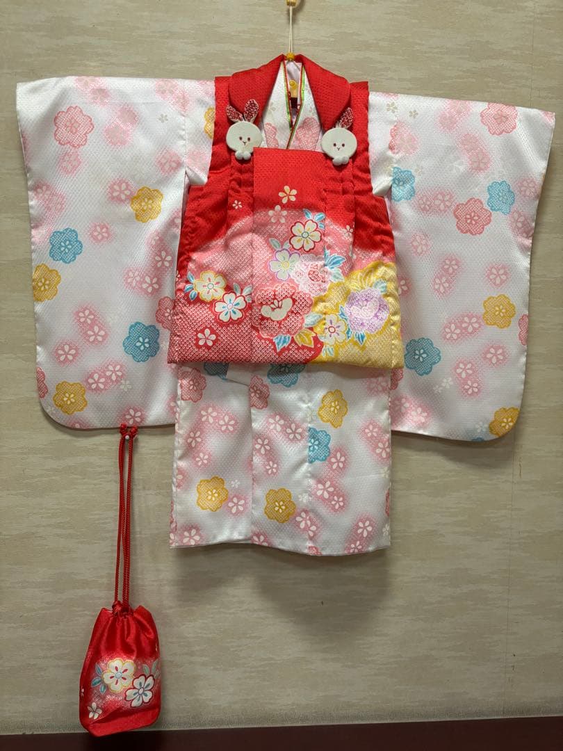 七五三　女の子　着物・被布セット　白地に桜　パステル　鹿子　うさぎ飾り usagi3-5-1.jpg