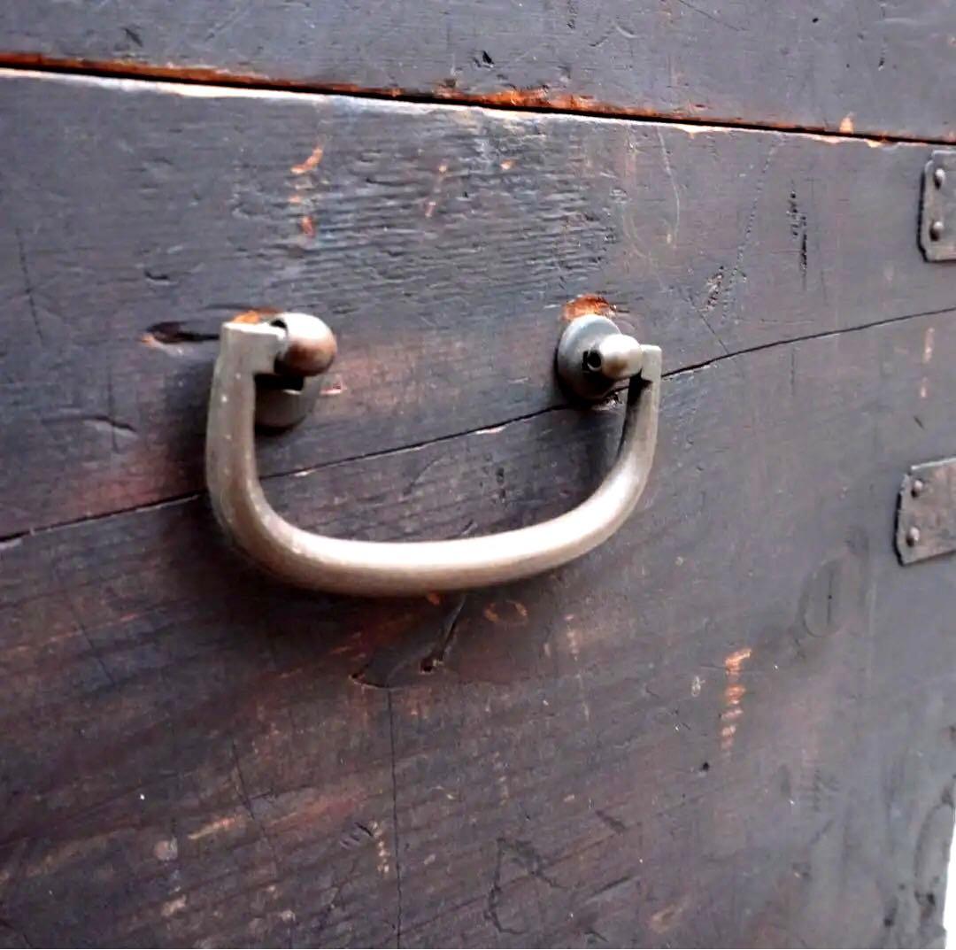 書名入 古時の鉄飾 木箱《インダストリアル 無垢材の古風蓋付き木箱》宝箱 鉄金具