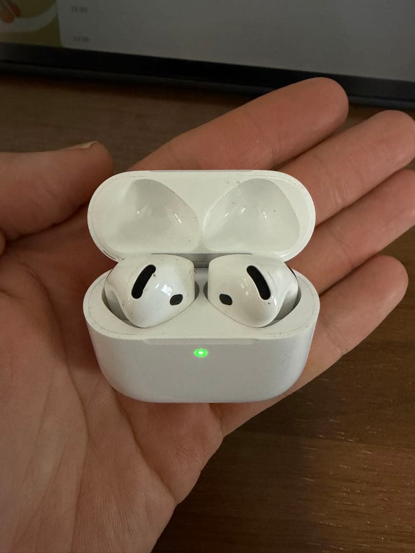 むーすけ様 AirPods 4 本体 ホワイト - メルカリ