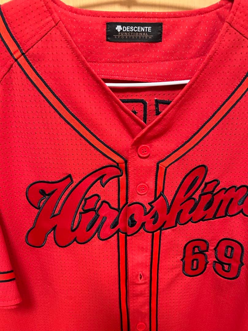 直筆サイン》広島東洋カープ 羽月隆太郎 ハイクオリティユニフォーム O