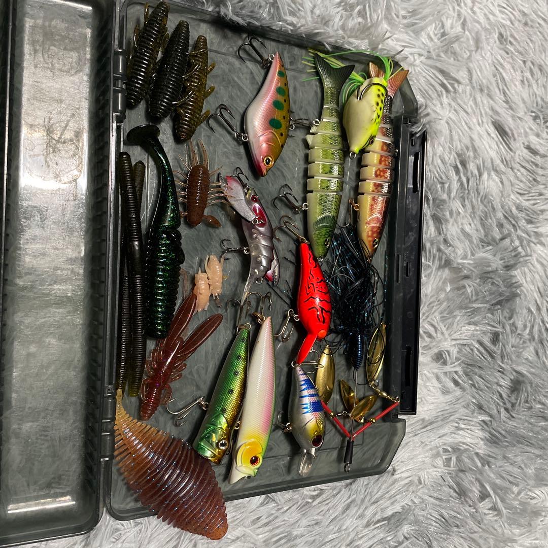 釣りルアーセット ケース入り 多色引退セット - メルカリ