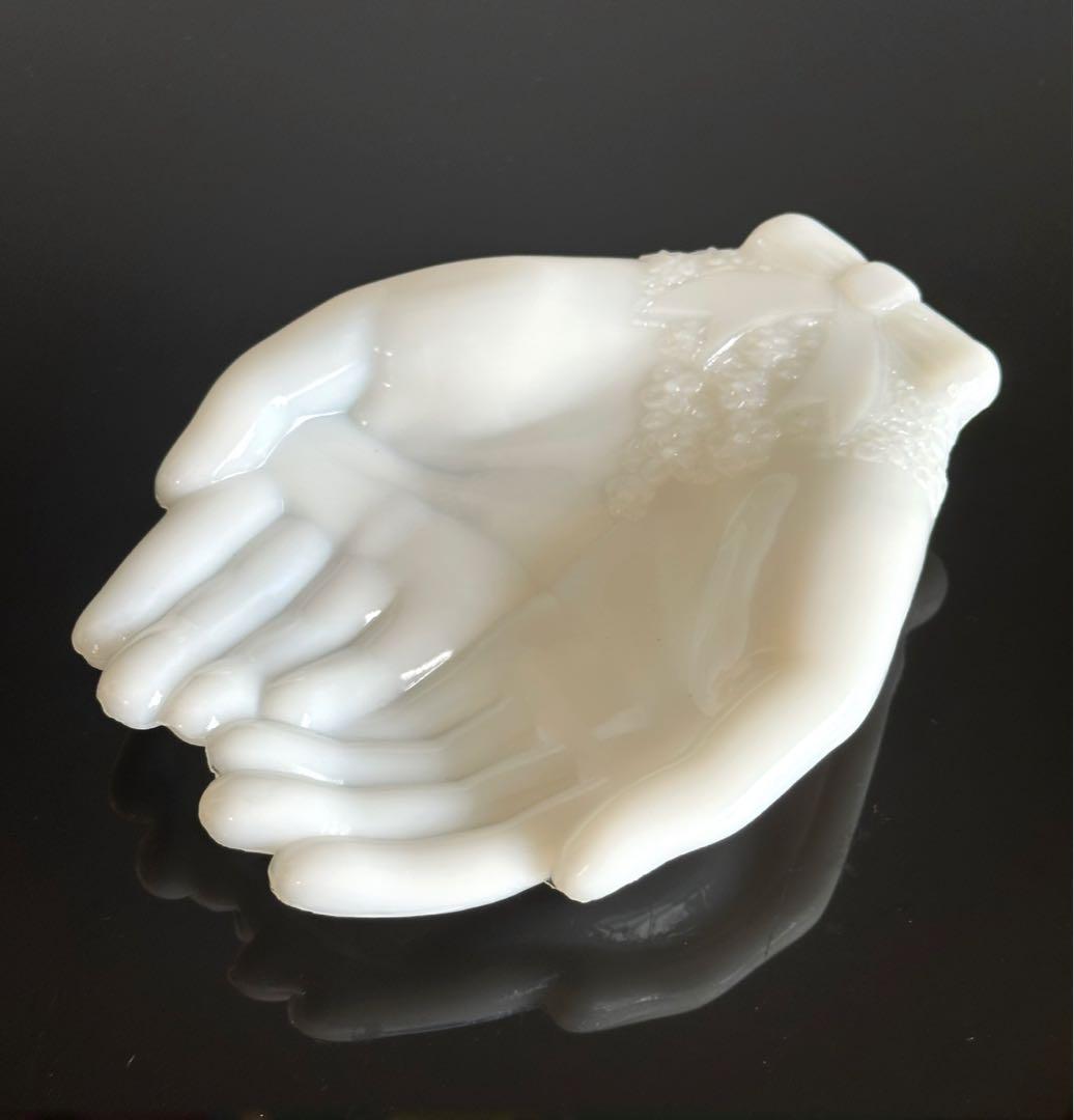 ミッドセンチュリー　ソープディッシュ　ハンドトレイ　ミルクガラス　AVON 12『TOUCH OF BEAUTY』 Avonホワイトミルクガラスハンドトレイ両手タイプ