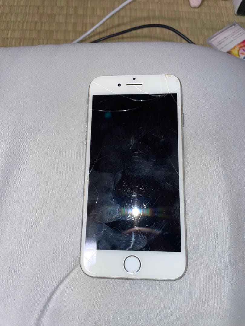 ジャンク品】iPhone 8 シルバー 本体 ひび割れあり - メルカリ