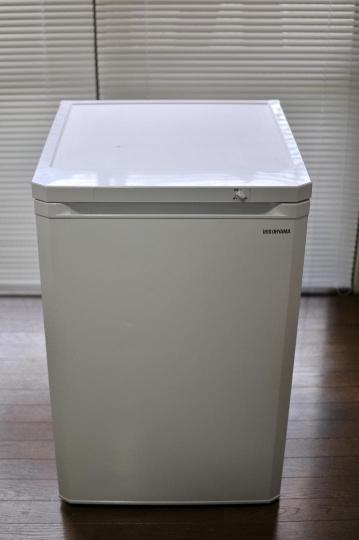 美品アイリスオーヤマ 冷凍庫 85L ホワイト IUSD-9B-W 2023年製 IRIS OHYAMA（アイリスオーヤマ） 冷凍庫 85L IUSD-9B-W 右開き 片開き
