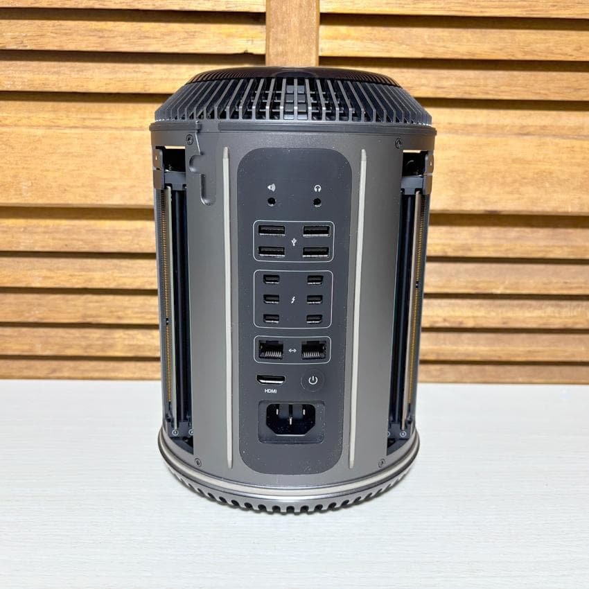 MacPro(Late 2013)　3.7GHz・16GB・256GB　シール跡