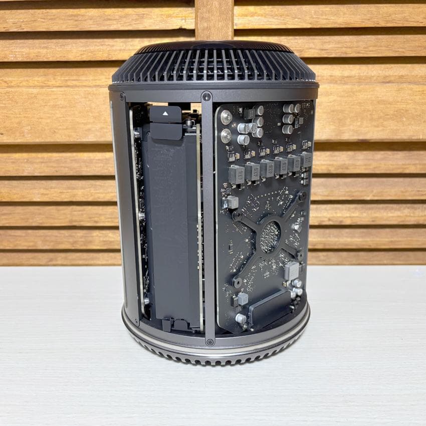 MacPro(Late 2013)　3.7GHz・16GB・256GB　シール跡