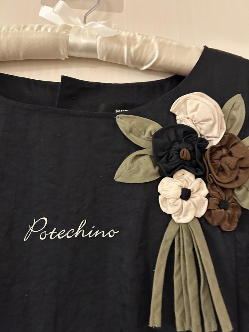 さえらポテチーノPotechino 可愛い割烹着 黒 花モチーフ【大きめ