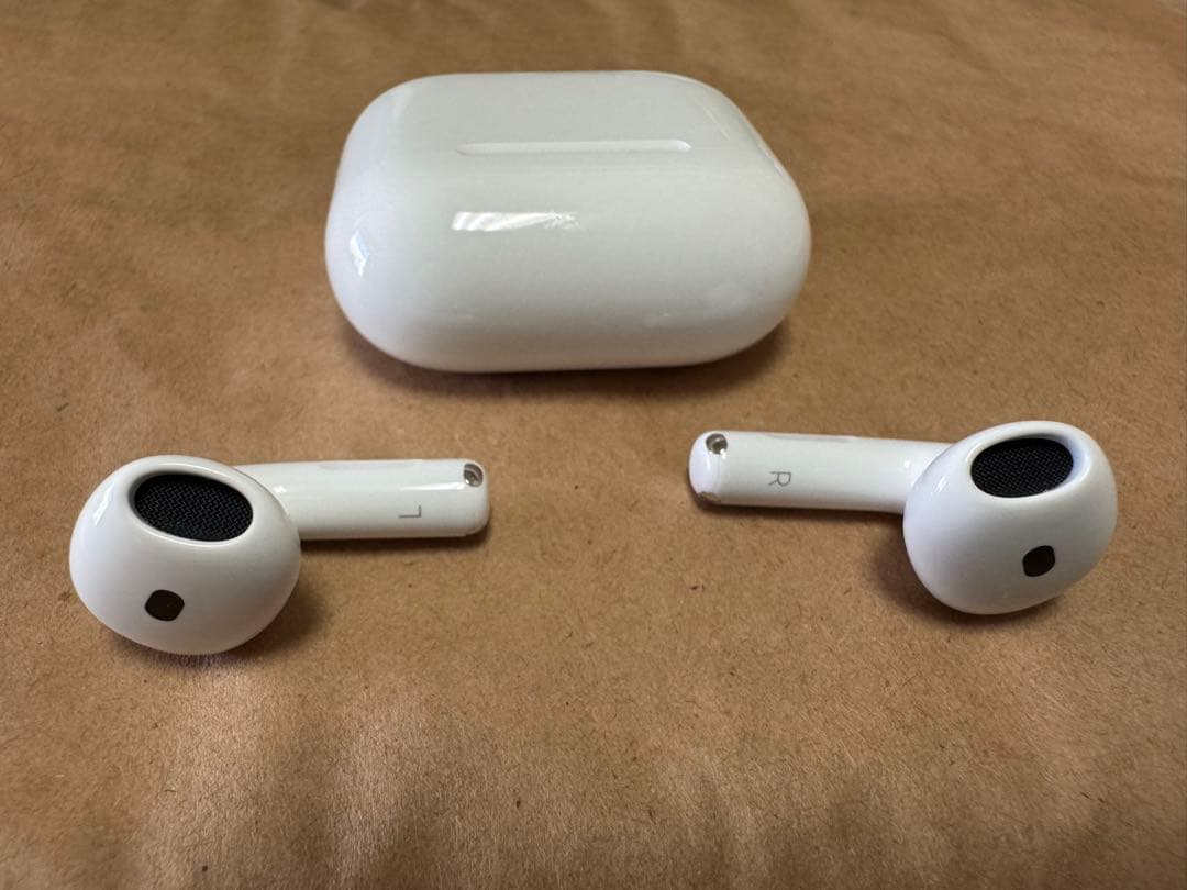 airpods 第4世代 本体 充電ケース付き 美品　ノズキャンセル無し Apple AirPods 第4世代 充電ケースのみ ノイキャン無し - メルカリ