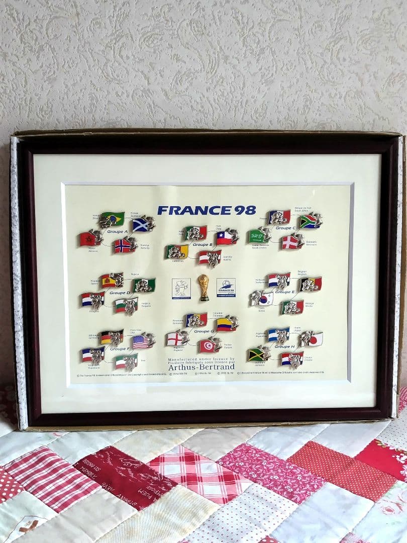 フランスワールドカップサッカー'98 32ヵ国 ピンバッジ 額入り「希少