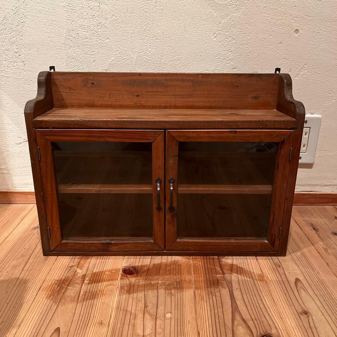 ブラウン木製ラック ガラス扉付き - メルカリ