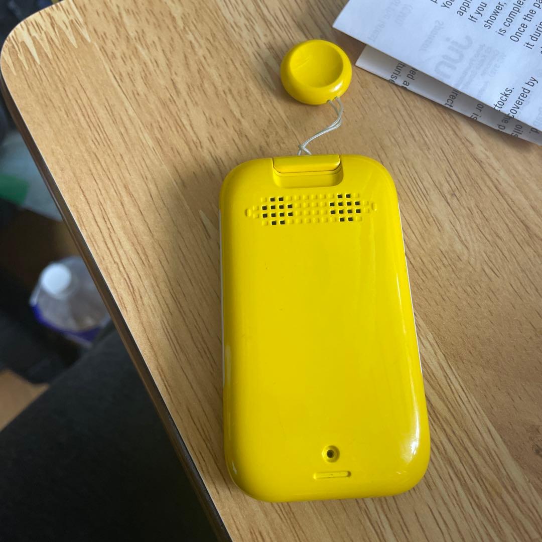 NTT docomo イエロー 携帯電話本体 - メルカリ