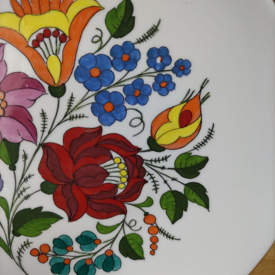 カロチャ刺繍柄の飾皿1枚と、カップ2 客 、刺繍2枚の3種類セット