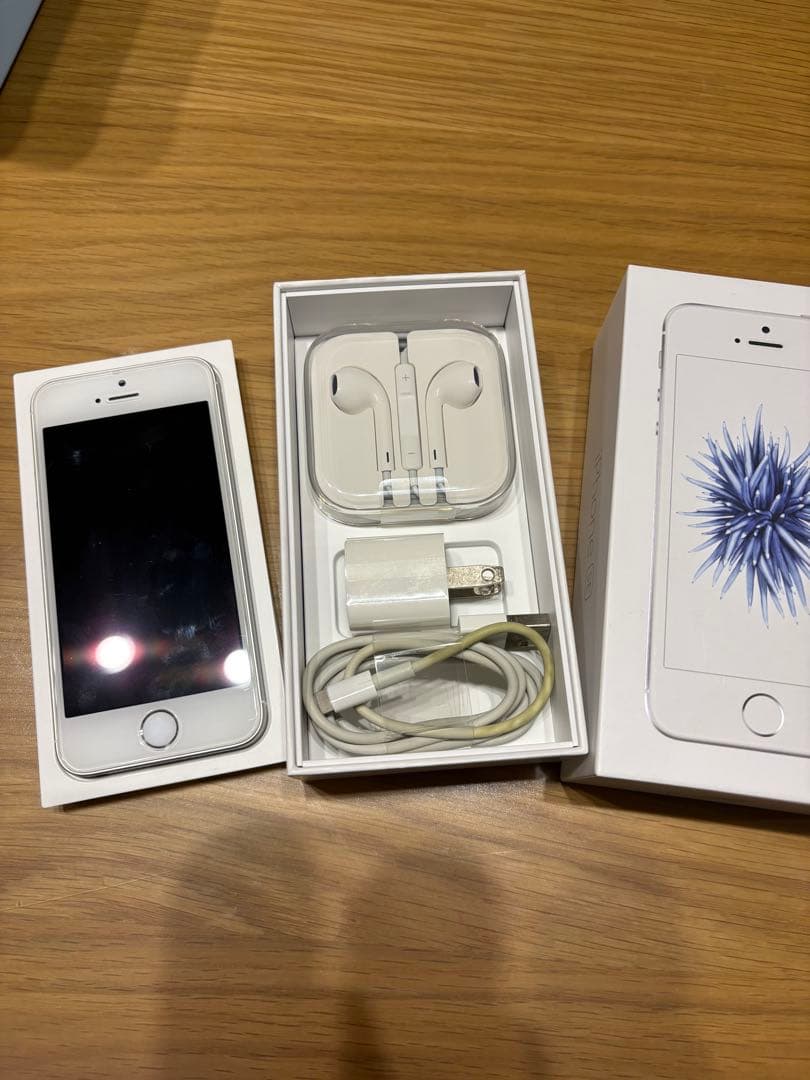 Apple iPhone SE第1世代64GBシルバー - メルカリ