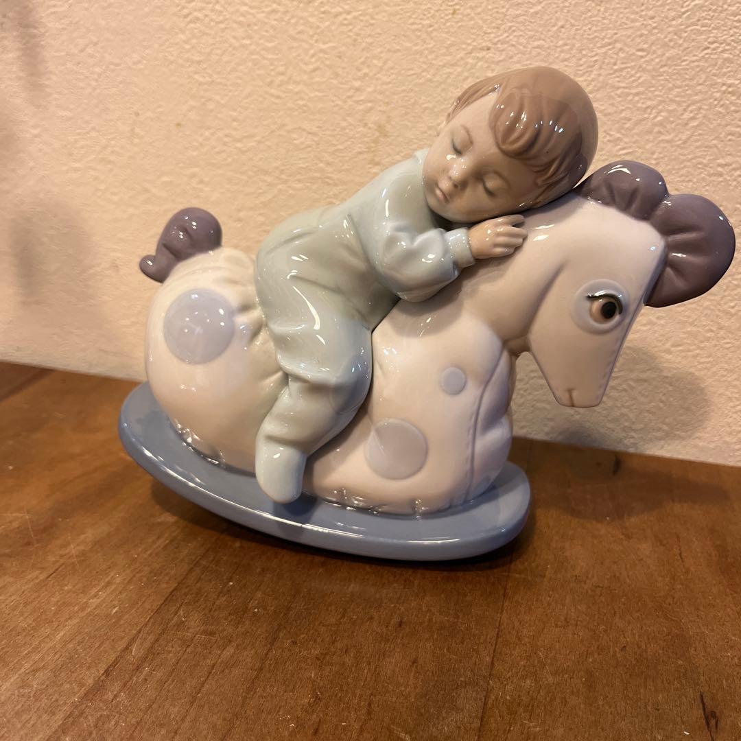 ナオ NAO リヤドロ 人形　木馬でお昼寝 Amazon.co.jp: ナオ Nao リヤドロ 人形 木馬でお昼寝 02001476