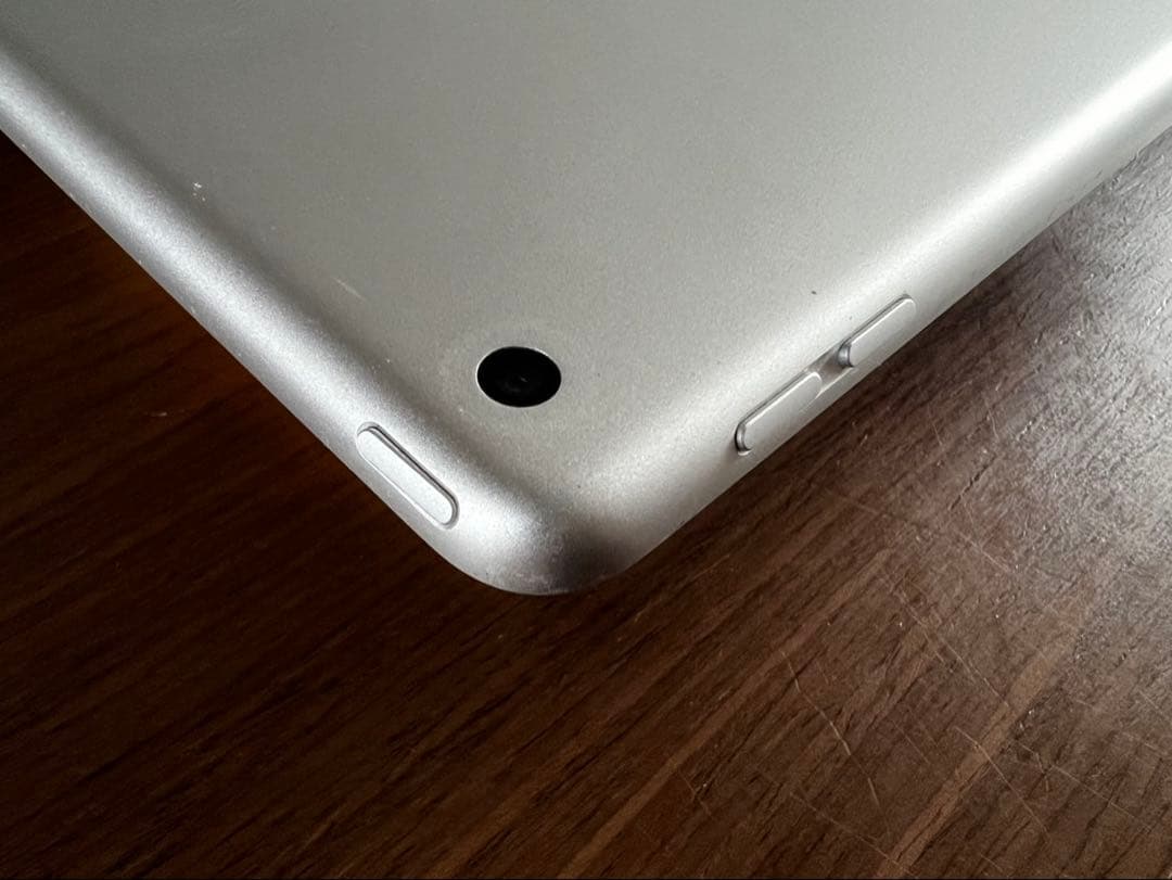 iPad 第8世代 32GB シルバー 画面割れあり ジャンク品