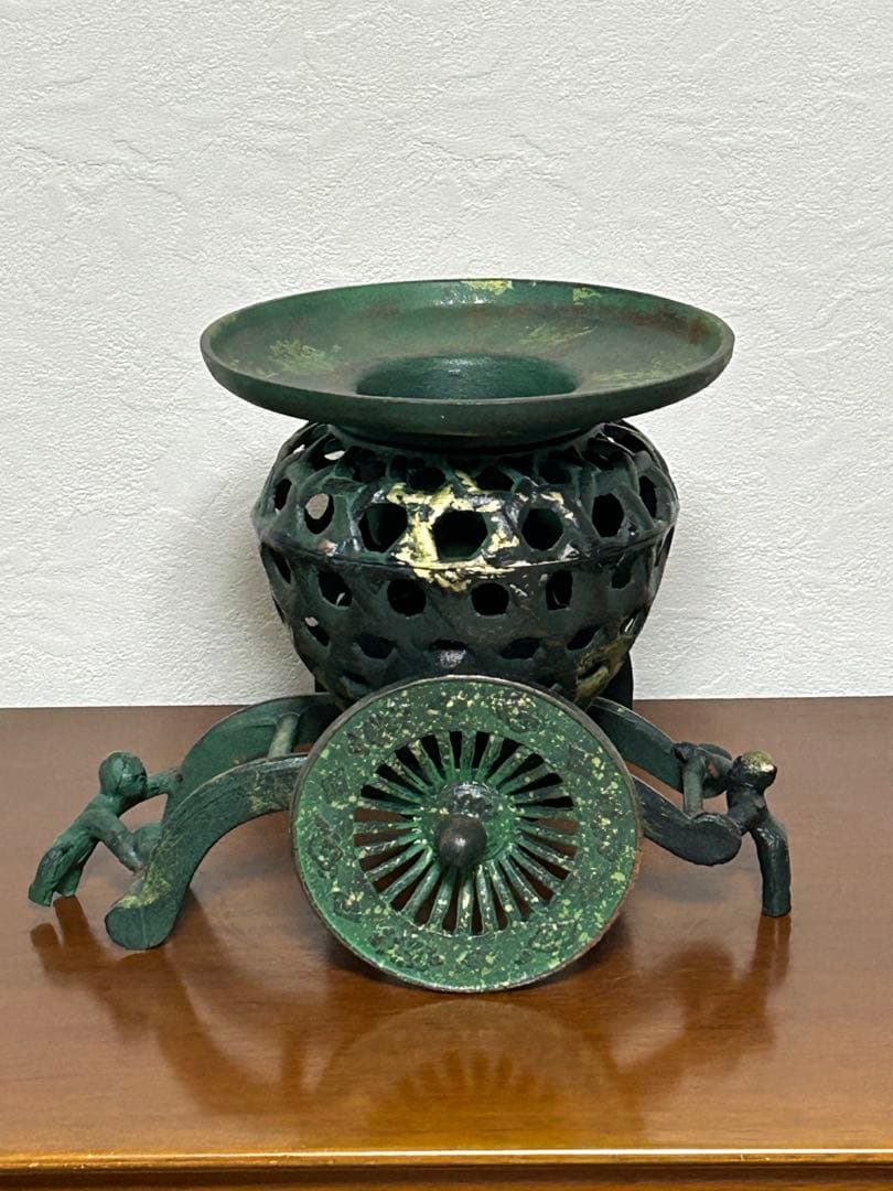 薄端 御所車 花台 花器 花生 花びん 花入 菊模様 置物飾 金属工芸品