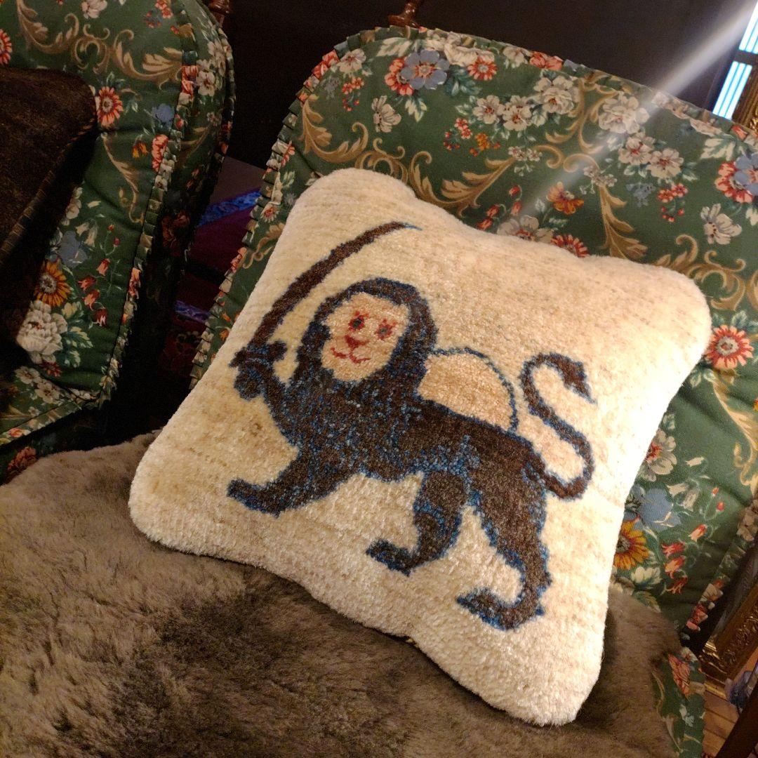 ライオンギャッベクッション 手織り 草木染 イラン シラーズ - メルカリ