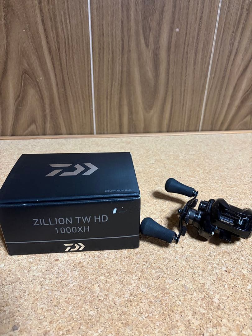 ダイワ 22 ジリオン HD 1000 XH 美品　オマケ付き ダイワ 22ジリオン TW HD 1000XH (右): 釣具のキャスティング JAL Mall