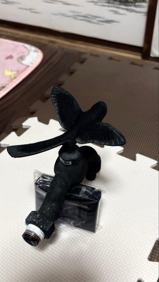 黒色スズメの羽をひらいた、アンテーク蛇口です。羽を開いたスズメです