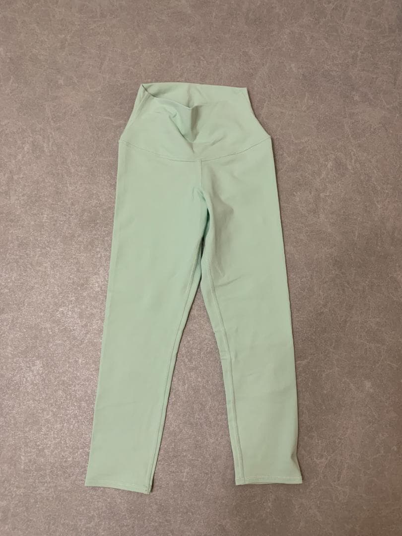 alo YOGA ハイウエスト AIR BRUSH カプリ Airbrush High-Waist Race Pace Capri - Black/White | ALO