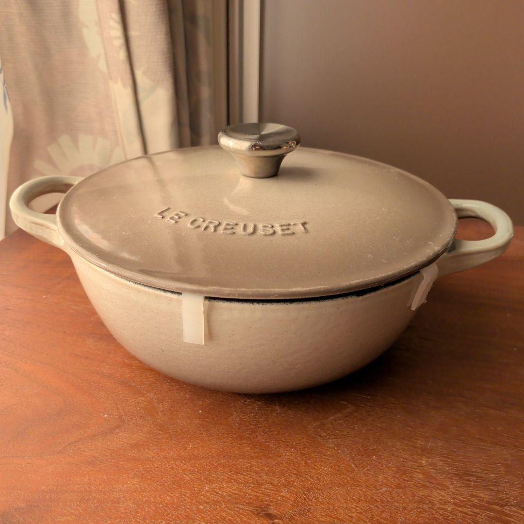 LE CREUSET マルミット18cm ナツメグ 両手鍋 ルクルーゼのある暮らし☆マルミット18cmの使い方 鍋はあつあつご注意