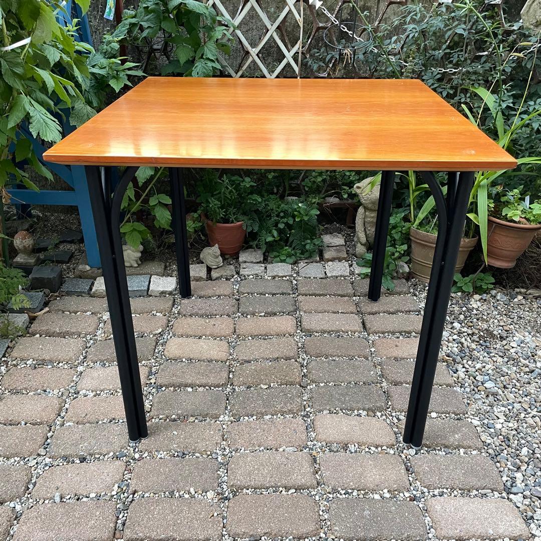 フレデリシア ナナディツエル トリニダード・トバゴテーブル小