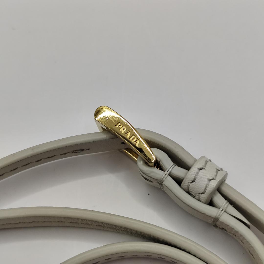 現行極美品！iPhone 16 Pro ケース 三角ロゴ レザーストラップ付