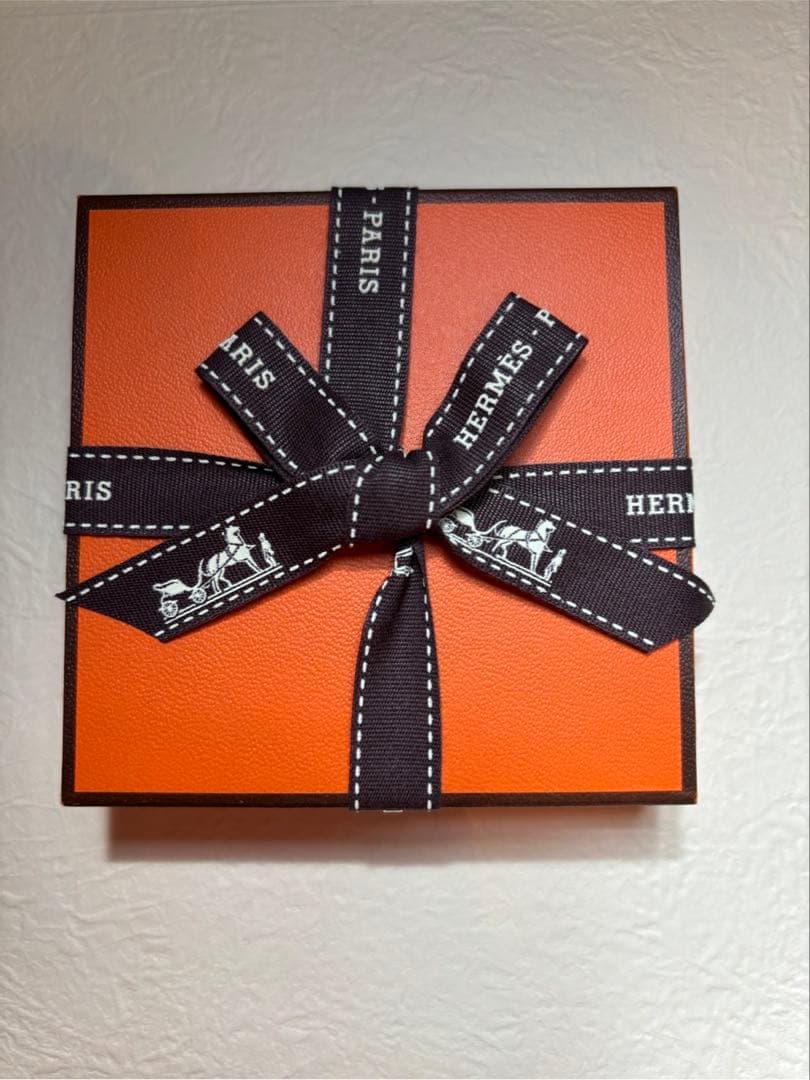 【新品未開封】エルメスホリデー限定品　《プードル ロカバール》　フェイスパウダー