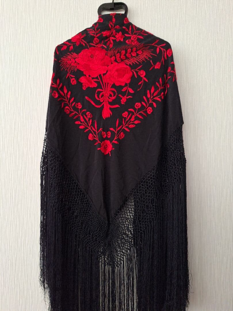 フラメンコ衣装　大判マントン　黒地赤花柄 美品 フラメンコ衣装】ブラック マントン シージョ 黒 薔薇 刺繍 花柄