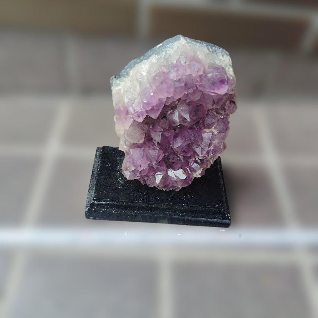 アメジスト】結晶塊 黒色台座付き - メルカリ