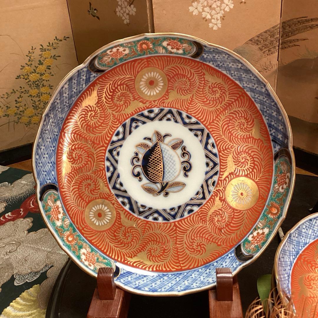 A919 古伊万里 金襴手 見込桃 赤絵 金花唐草 綾花型 7寸 5枚 - メルカリ